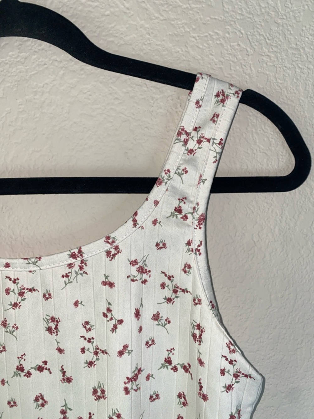 🛍️Ribbed White Crop Top with Red and Green fine line detailed flowers! - Picture 2 of 7